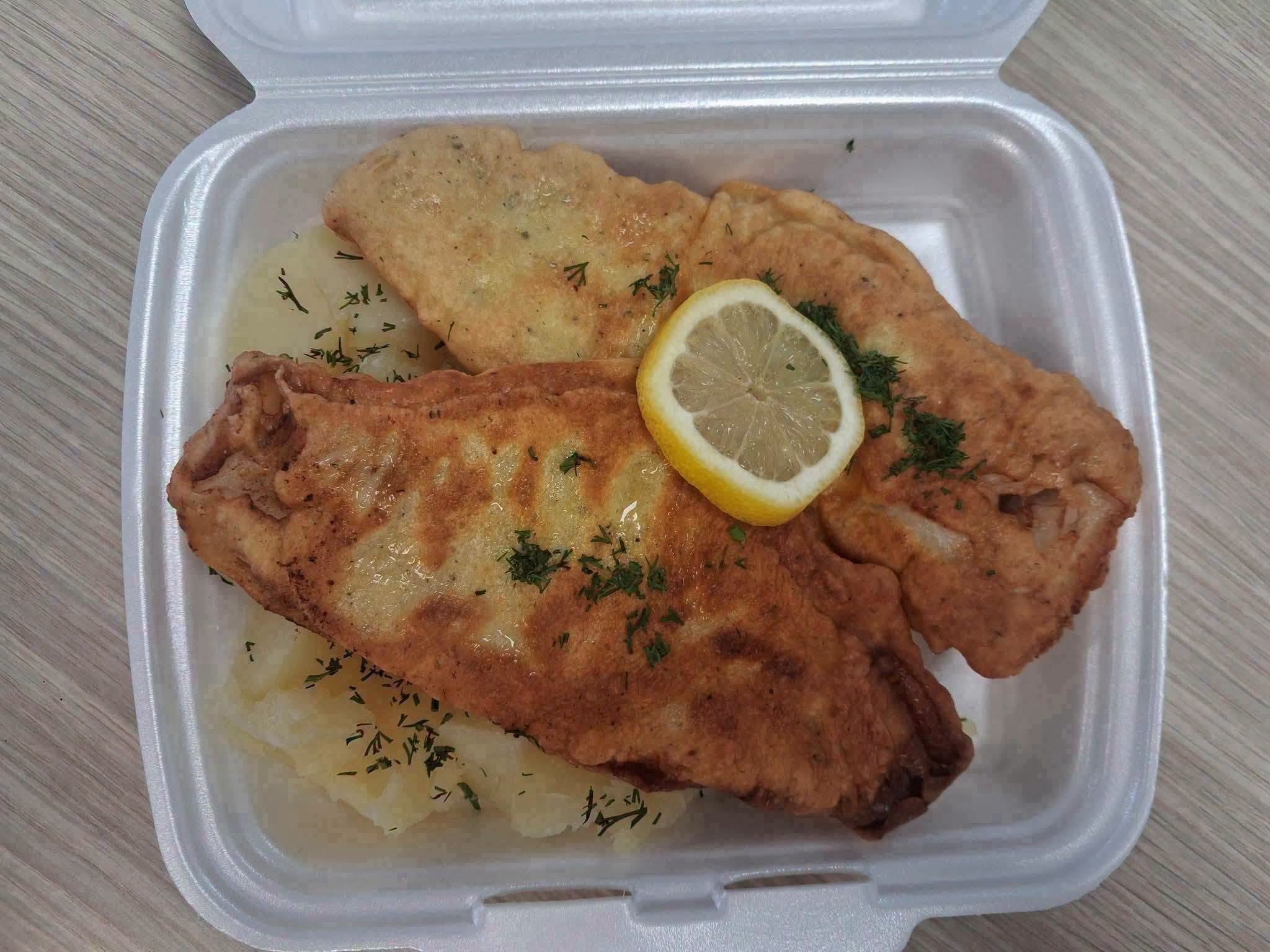 Tradycyjny kotlet z ziemniakami - domowy obiad